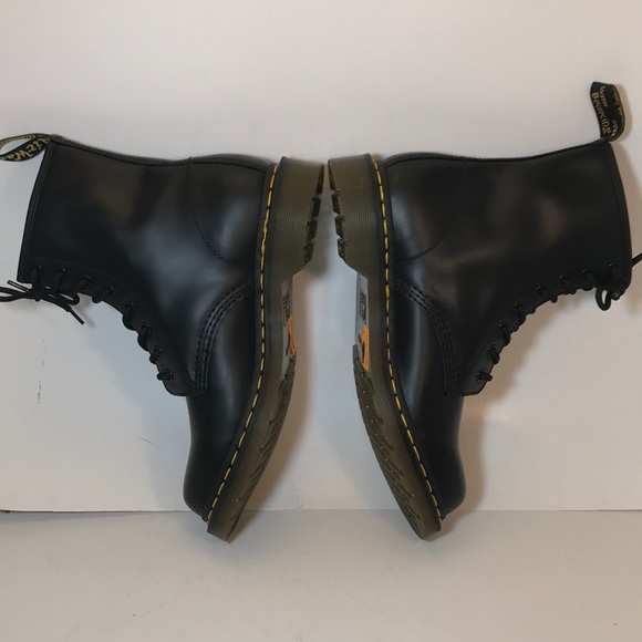 NEW Dr Martens 11821 Black 8-Eye Classic Boots 9 - Picture 3 of 7